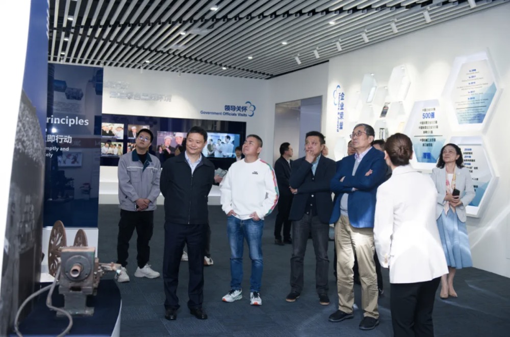 中欧商学院教授和校友参访ebet易博调研交流